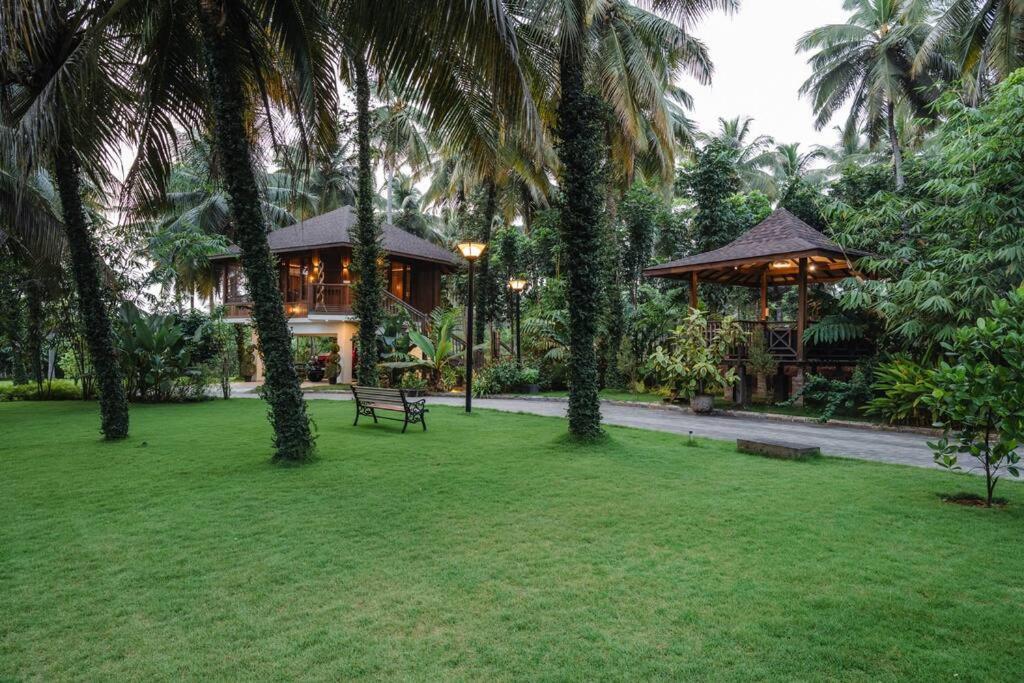 Villa Woods & Palms Pollāchi Exteriér fotografie